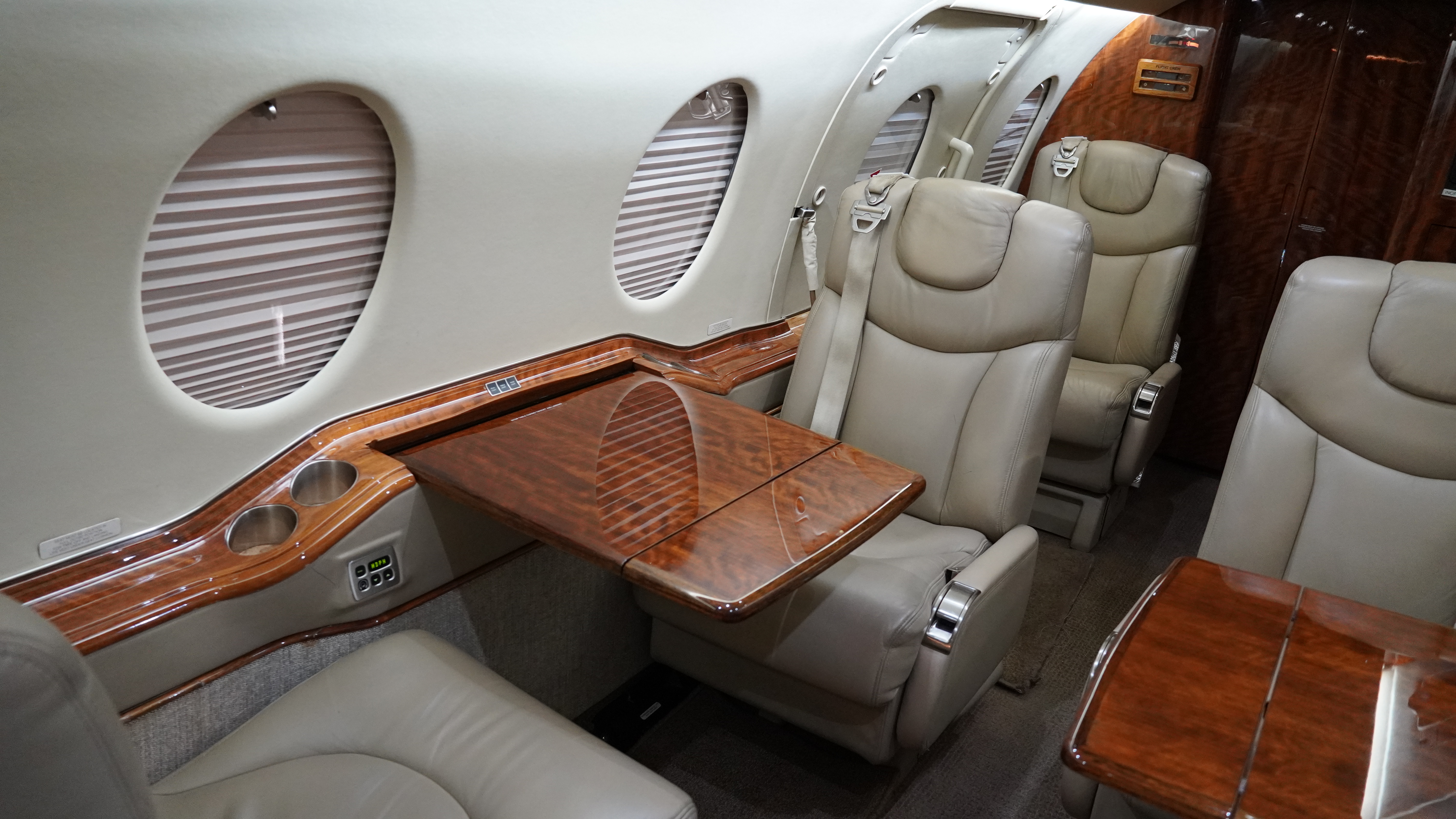 RK-381 interior5