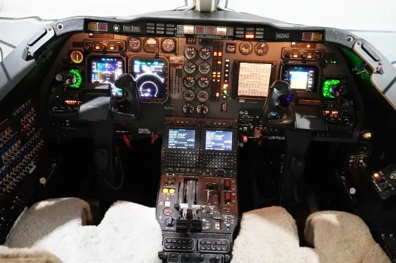 RK-381 cockpit