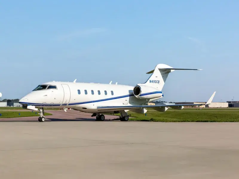 Challenger 300 sn 20147 hero shot