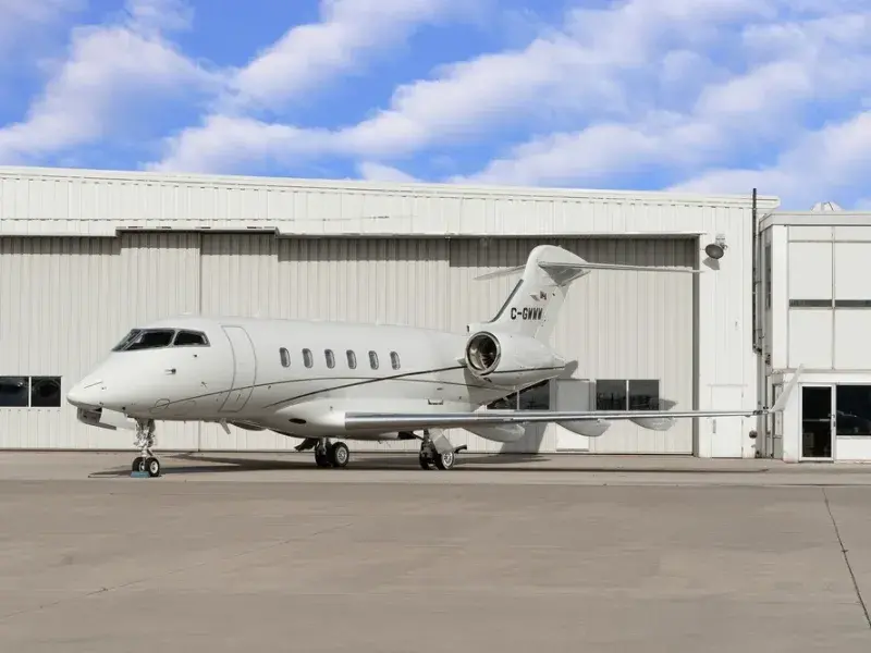 challenger 300 sn 20451 hero shot